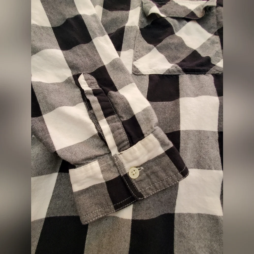 Old Navy Black & White Buffalo Plaid Boyfriend Popover Flannel Shirt - Picture 4 of 11